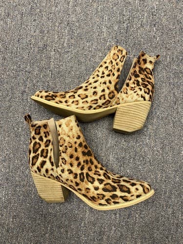 Arider Girl Animal Print V-Cut Booties Womens Size 8 - Image 1