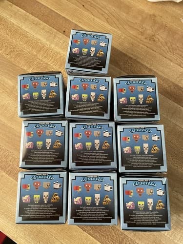 LOT OF 10 LEGENDS MOB HEAD MINIS, UNSEARCHED, NEW UNOPENED BOXED (2022 Mattle) - Thumbnail 4