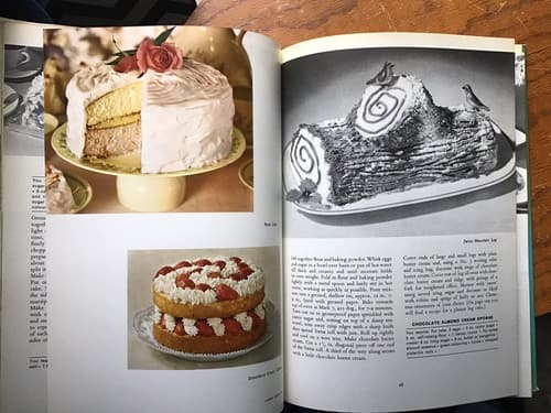 "Woman's Own" Book of Cake Decorating and Cake Making; (1967 Newnes) Reprint HC - Thumbnail 3