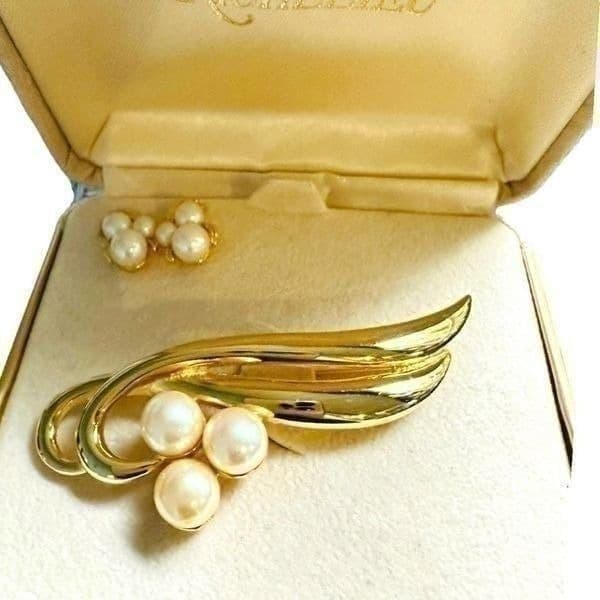 RICHELIEU NEW IN BOX Vintage Goldtone Curved Bar Pearl Brooch Earring Set Deadst - Image 1