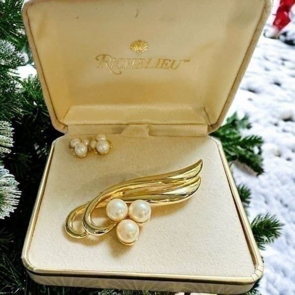 RICHELIEU NEW IN BOX Vintage Goldtone Curved Bar Pearl Brooch Earring Set Deadst - Thumbnail 2
