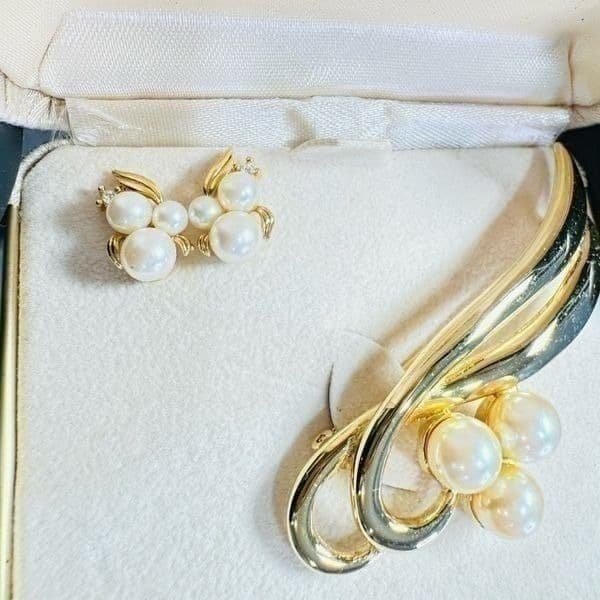 RICHELIEU NEW IN BOX Vintage Goldtone Curved Bar Pearl Brooch Earring Set Deadst - Thumbnail 5