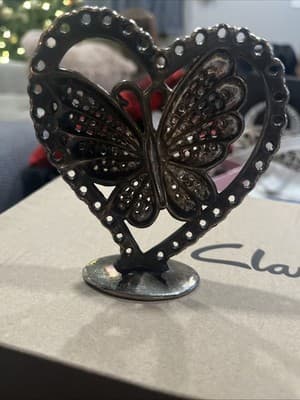 Silver plated, heart shape earring holder with butterfly - Thumbnail 2