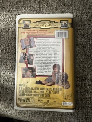 Annie (VHS, 1982) - Thumbnail 3