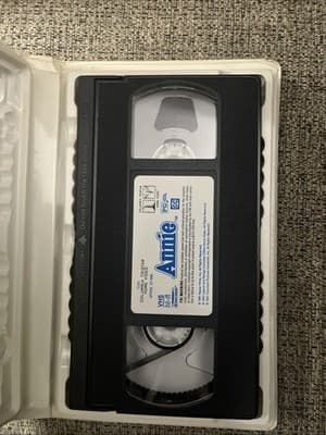 Annie (VHS, 1982) - Thumbnail 2