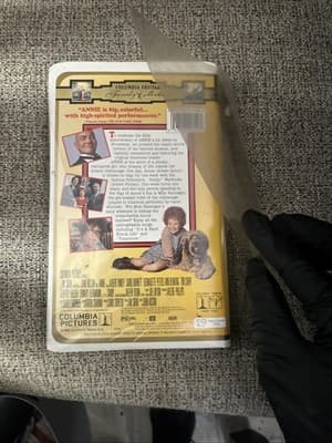 Annie (VHS, 1982) - Thumbnail 5