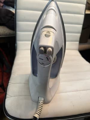 SUNBEAM 3017 STEAM MASTER IRON White Non-Stick Plate Steam Timed Auto-Off Mist - Thumbnail 2