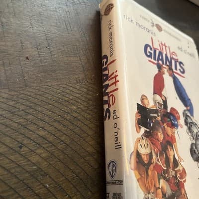 Little Giants (VHS, 1994) With Official Milk Caps Or The Cowboys And Giants - Thumbnail 2