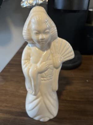 Vintage white ceramic Geisha girl with fan Benihana tiki mug vase - Image 1