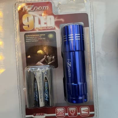 I Zoom 9 LED Flashlight With Batteries And Glow In The Dark Switch Bright 5m - Image 1