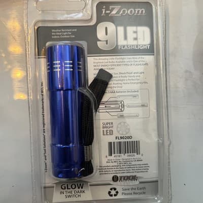 I Zoom 9 LED Flashlight With Batteries And Glow In The Dark Switch Bright 5m - Thumbnail 2