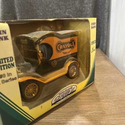 Gearbox 1912 Ford Crayola Delivery Car Coin Bank Limited Edition - Thumbnail 6