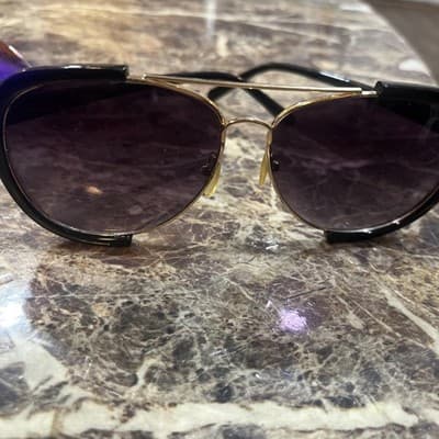 Aviator Sunglasses With Extra Gold Frames With Crossbar And Black Thick Sides Ll - Image 1