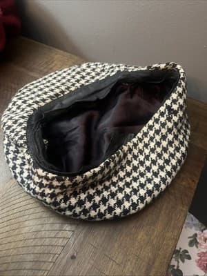 August Hat Company Women's Black White Houndstooth Newsboy Cap Chain Detail - Thumbnail 3