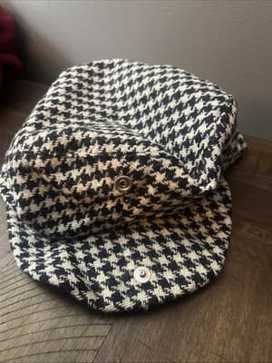 August Hat Company Women's Black White Houndstooth Newsboy Cap Chain Detail - Image 1