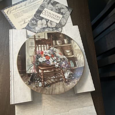 Country Cuttings Decorative Bradley Plate 1990 Glenna Kurz Grandma's Garden - Image 1