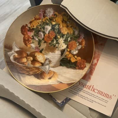 'Chrysanthrmum' Collectors Plate, By Vieonne Morley. - Image 1