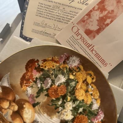 'Chrysanthrmum' Collectors Plate, By Vieonne Morley. - Thumbnail 2