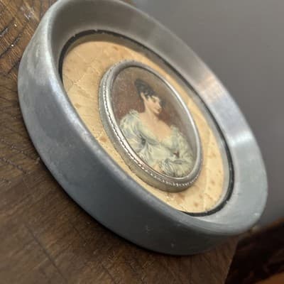 CHARMING 8in PEWTER FINISH WALL PLATE WITH LOVELY PERIOD LADY PICTURE INSET - Thumbnail 3