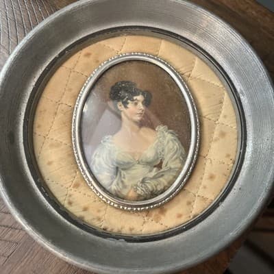 CHARMING 8in PEWTER FINISH WALL PLATE WITH LOVELY PERIOD LADY PICTURE INSET - Image 1