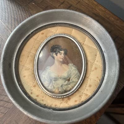 CHARMING 8in PEWTER FINISH WALL PLATE WITH LOVELY PERIOD LADY PICTURE INSET - Thumbnail 2