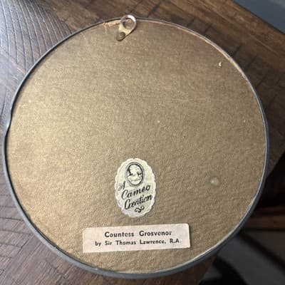 CHARMING 8in PEWTER FINISH WALL PLATE WITH LOVELY PERIOD LADY PICTURE INSET - Thumbnail 4