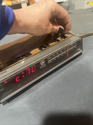 🎵 Vintage GE AM/FM Digital Alarm Clock Radio – Model 7-4624B - It Works - Thumbnail 4