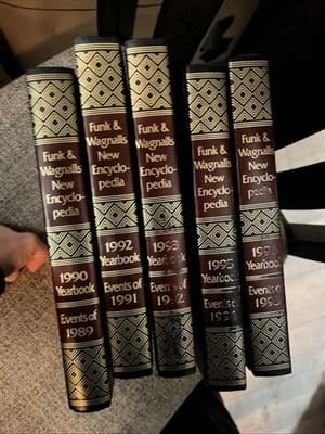 5pc Funk and Wagnalls Encyclopedia Year Book 1990-1996 EVENTS OF 1989-1998 (-)91 - Image 1