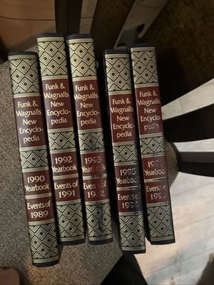 5pc Funk and Wagnalls Encyclopedia Year Book 1990-1996 EVENTS OF 1989-1998 (-)91 - Thumbnail 2