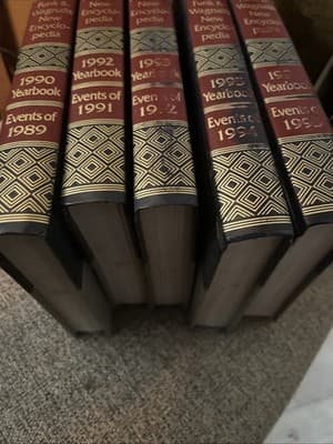 5pc Funk and Wagnalls Encyclopedia Year Book 1990-1996 EVENTS OF 1989-1998 (-)91 - Thumbnail 4