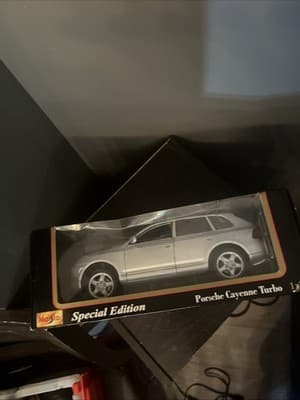 Maisto Dark Green Porsche Cayenne Turbo 1:18 Diecast #31634 box has damage - Image 1
