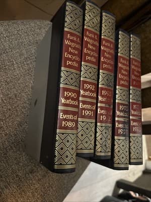 5pc Funk and Wagnalls Encyclopedia Year Book 1990-1996 EVENTS OF 1989-1998 (-)91 - Thumbnail 3