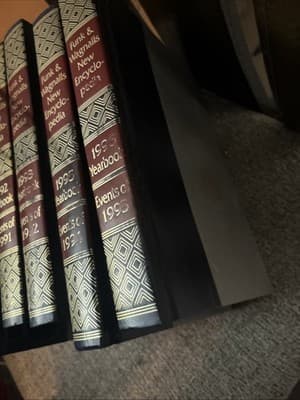 5pc Funk and Wagnalls Encyclopedia Year Book 1990-1996 EVENTS OF 1989-1998 (-)91 - Thumbnail 5