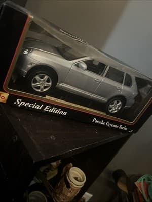 Maisto Dark Green Porsche Cayenne Turbo 1:18 Diecast #31634 box has damage - Thumbnail 2