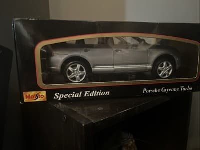 Maisto Dark Green Porsche Cayenne Turbo 1:18 Diecast #31634 box has damage - Thumbnail 3