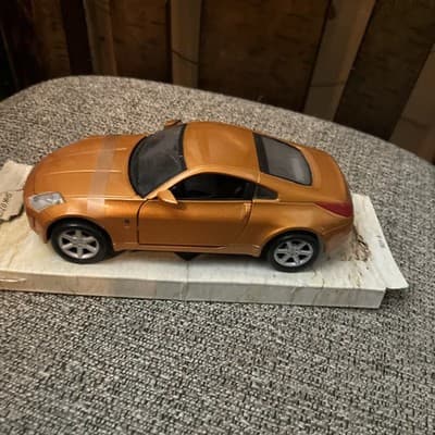 NEW NISSAN 350Z MAISTO 1/24 ORANGE / GOLD CAR w OPENING HOOD & DOORS, NO BOX - Image 1