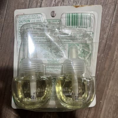 Air Wick Air Freshener - Ripe Cranberry and Currants (2x0.67oz) - Thumbnail 2