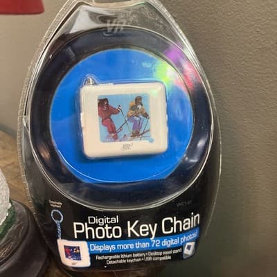 VR3 Digital Photo Keychain Displays 72 Photos - Image 1