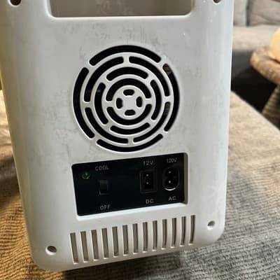 Frigidaire 6 Can/4L Mini Personal Retro Fridge Cooler, Moonbeam - Thumbnail 3