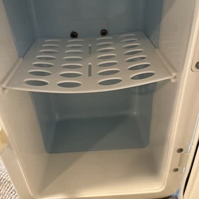 Frigidaire 6 Can/4L Mini Personal Retro Fridge Cooler, Moonbeam - Thumbnail 2