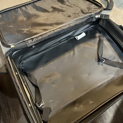 Concourse Luggage Black Carry On With Rollers - Thumbnail 3