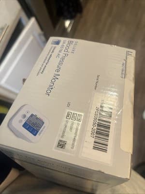 BRAND NEW A & D DELUXE MEDICAL BLOOD PREASURE MONITOR UA-651M-AC - Thumbnail 5