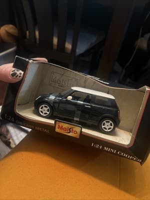 Maisto Mini Cooper 1:24 Special Edition Die Cast Car Green - Image 1