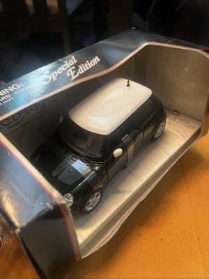 Maisto Mini Cooper 1:24 Special Edition Die Cast Car Green - Thumbnail 3