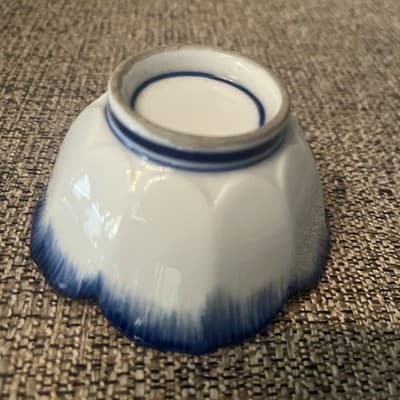 Blue & White Porcelain Scalloped Edge Bowl - Thumbnail 3