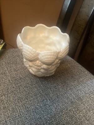 Bens Incorporated Branded Ceramic White Sea Shell Designed Glass 4.5” Tall - Image 1