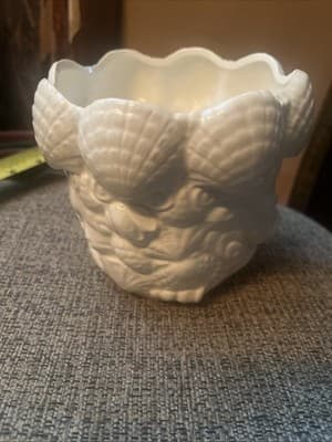 Bens Incorporated Branded Ceramic White Sea Shell Designed Glass 4.5” Tall - Thumbnail 2