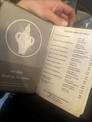 Holy Bible-Placed by The Gideons (1985-05-03) - Thumbnail 2