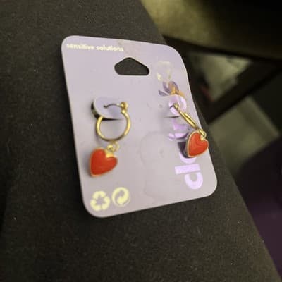 Claire’s Small Gold Tone Accent With ❤️ Dangle Sensitive Solutions - Thumbnail 3