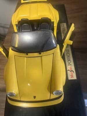 Maisto "Special Edition" 1:18 Di-cast Yellow 1989 Porsche 911 Speedster - Image 1